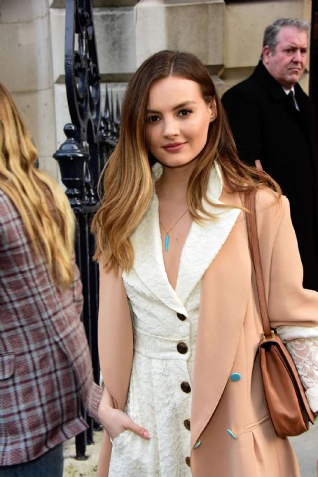 Niomi Smart Arrives At Mulberry Show 18 In London Famousfix