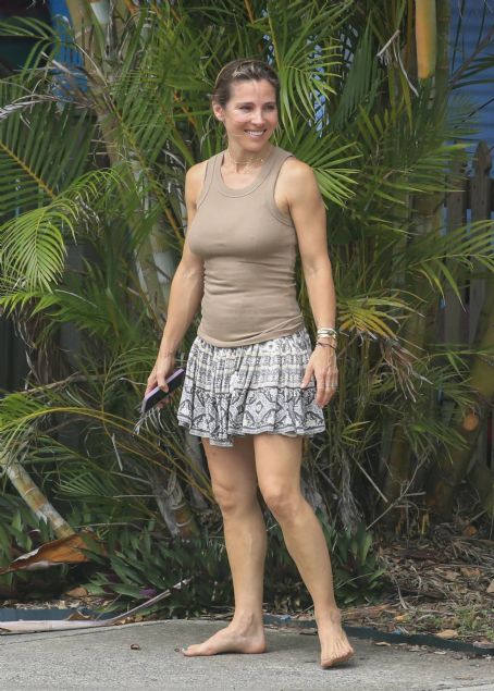 Elsa Pataky – Seen barefoot in Byron Bay