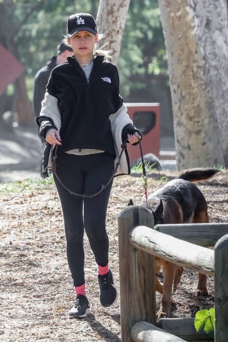 Nicole Richie – With Joel Madden take their dogs for a walk in Los Angeles