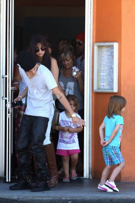 Justin Bieber And Selena Gomez At Sushi Dan In Studio City July 27 Famousfix Com Post