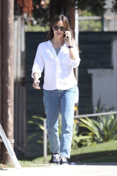 Jennifer Garner – Picks up her son Samuel in Brentwood