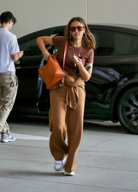 Jessica Alba Running Errands In Santa Monica Jessica Alba Picture 119376769 454 X 630