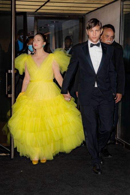 Drew Barrymore – With a mystery man’s leaving the CFDA Awards in New York