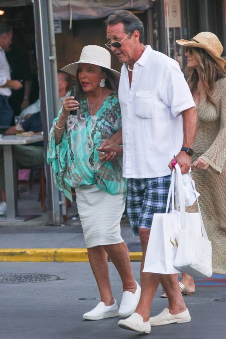 Elizabeth Hurley – With Joan Collins seen in Saint-Tropez