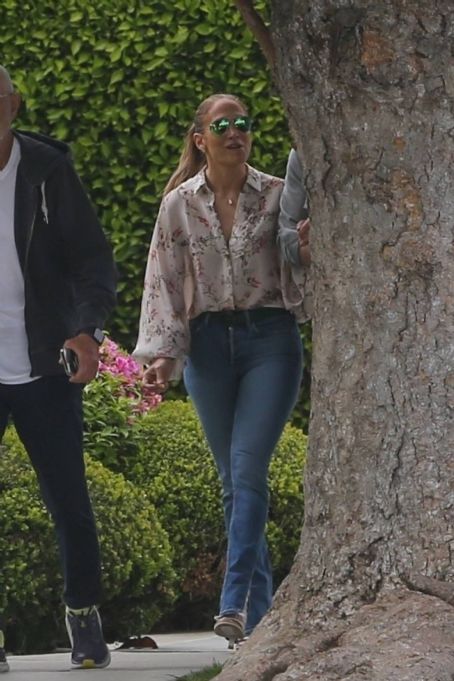 Jennifer Lopez – In a skinny denim pants with Ben Affleck out in Santa Monica