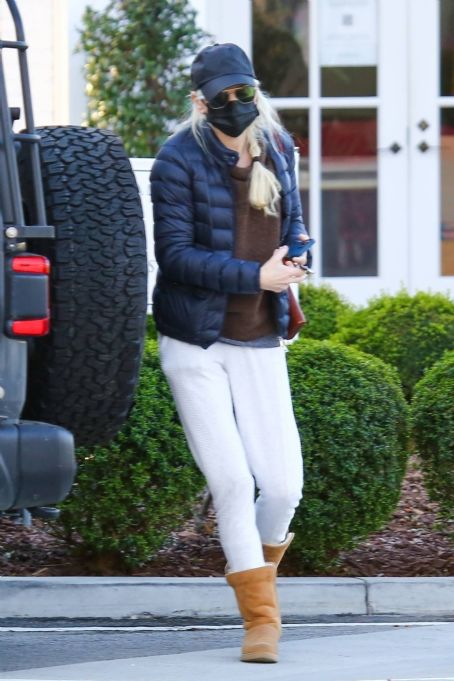 Anna Faris – Seen at Alfred Coffee in the Palisades area