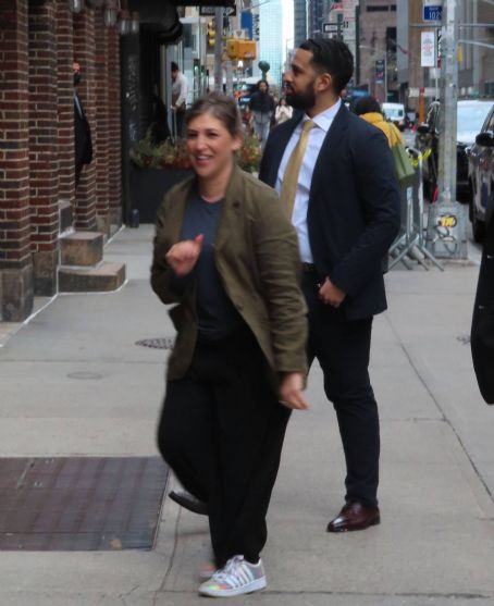 Mayim Bialik – Gives autographs to fans at The Late Show with Stephen Colbert in NY