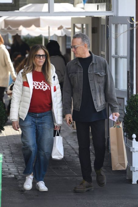 Rita Wilson – Shopping at Brentwood Country Mart