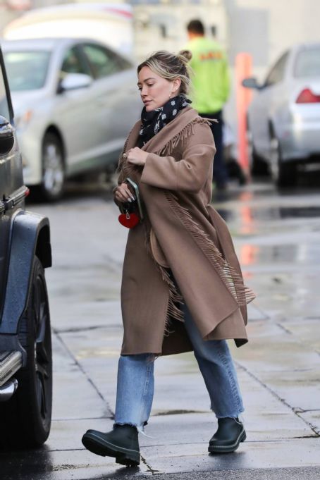 Hilary Duff – Fill up her Mercedes in Studio City