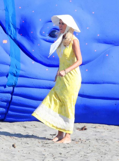 Kristen Wiig – With Ricky Martin filming ‘Mrs. American Pie’ in San Pedro