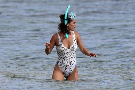 Rachel Bilson – In a one piece swimsuit on the beach in Hawaii -  FamousFix.com post