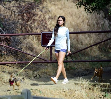 Eiza Gonzalez – Walking her Dogs in Los Angeles | Eiza González Picture