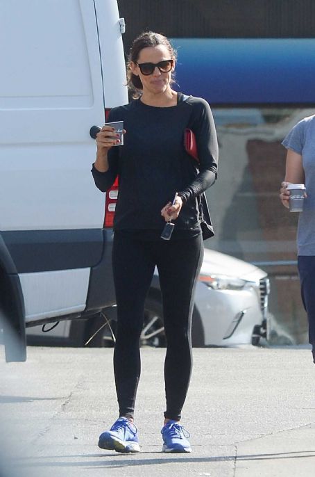 768x1202 · Jennifer Garner in Running Tights and Asics Gel-Kayano 24 1st August 2018