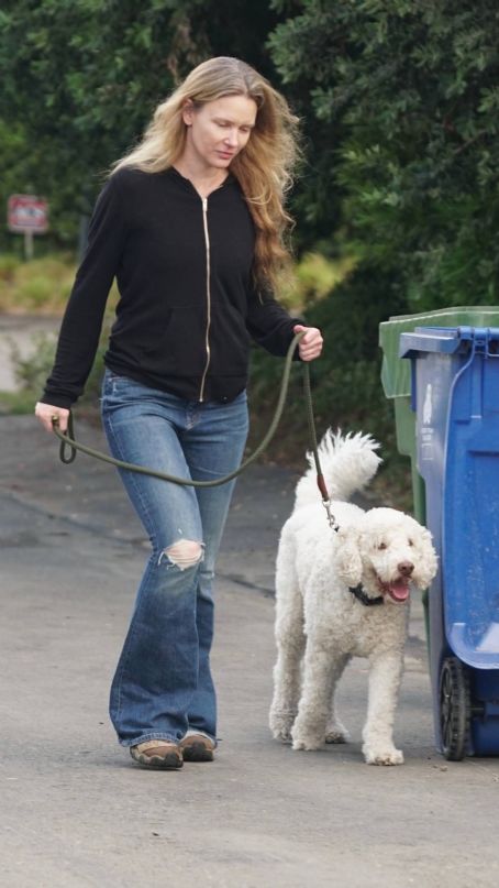 Justine Musk – Elon Musks Ex Wife Justine Musk seen walking her dog in ...