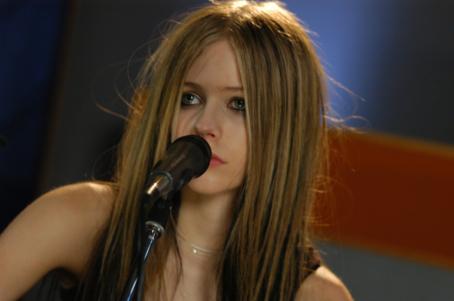 Avril Lavigne - AOL Sessions In Toronto, 29.02.2004. - FamousFix