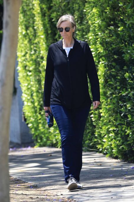 Jane Lynch – walk around in West Hollywood