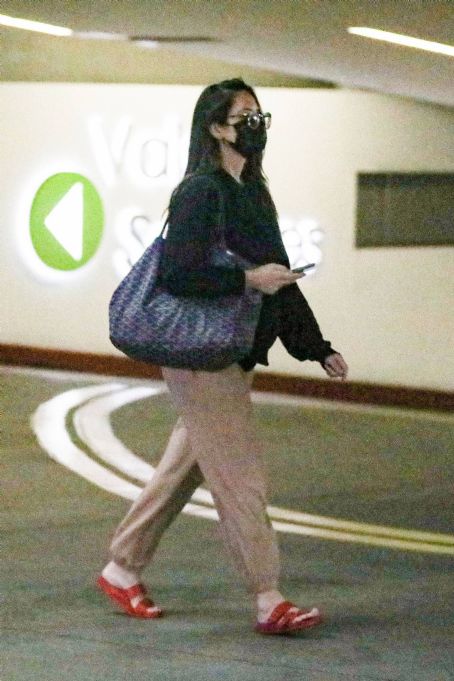 Olivia Munn Is Spotted Running Errands In Beverly Hills Olivia Munn