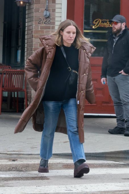 Kristen Bell – Steps out to get lunch in Los Feliz