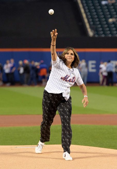 Mariska Hargitay – Throws out the first pitch of the LA Dodgers vs NY
