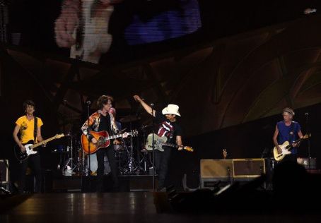 Brad Paisley joins The Rolling Stones during The Rolling Stones North ...