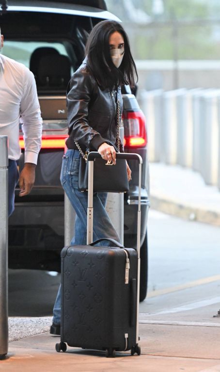jennifer connelly airport