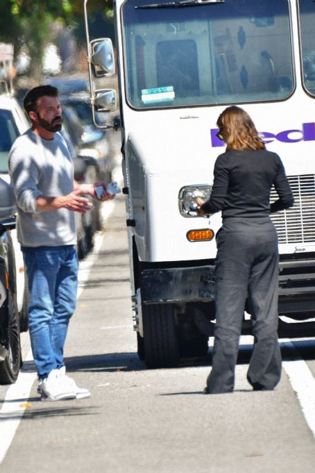Jennifer Garner – With Ben Affleck giving a ride after meeting in Santa Monica