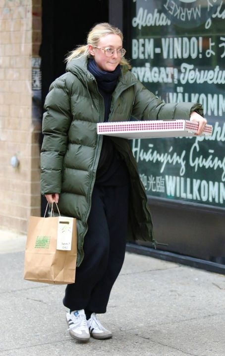 Dakota Fanning – Grabs a pizza from Rubirosa Pizzeria Restaurant in Manhattan’s Soho area