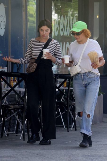 Alia Shawkat – Grabbing coffee with a friend in Los Feliz
