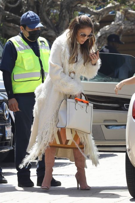 Jennifer Lopez – Grabs lunch on Cinco De Mayo in Malibu