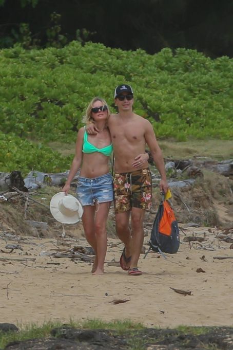 Kate Bosworth – With Justin Long on the PDA in Hawaii
