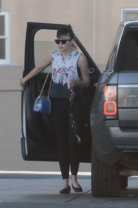 Amanda Bynes – Gassing up her car in Los Angeles