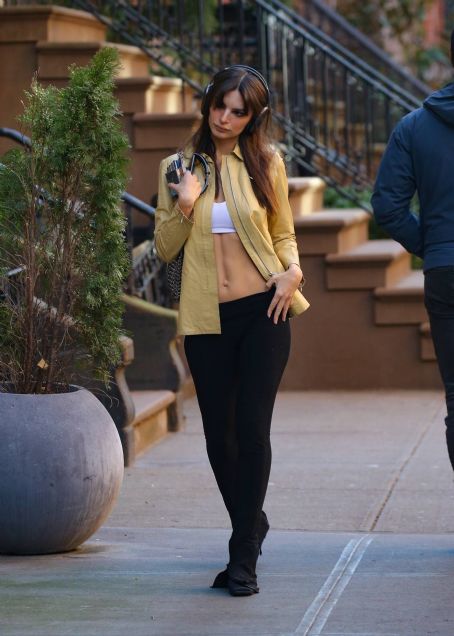 Emily Ratajkowski – Shows Her Abs While Out In New York - FamousFix