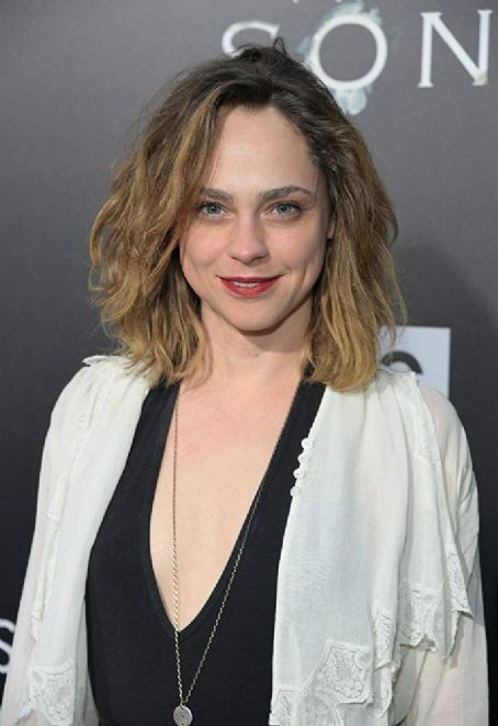 Fiona Dourif Photos Fiona Dourif Picture Gallery Famousfix
