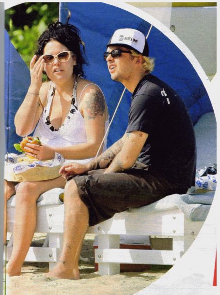 Billie Joe And Adrienne Armstrong Hawaii Famousfix Billie joe armstrong was born in piedmont, california, a small town surrounded by the city of oakland, and was raised in rodeo, california, the youngest of six he will mentor the artists on aguilera's team where she serves as a coach. adrienne armstrong hawaii famousfix