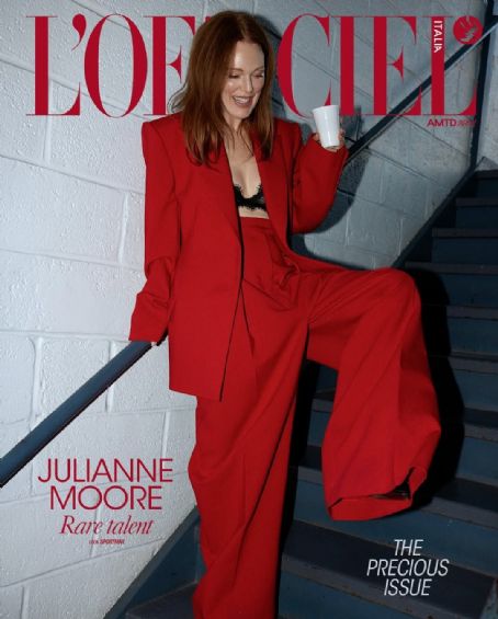 Julianne Moore, L'Officiel Magazine December 2024 Cover Photo - Italy