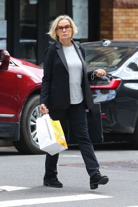 Jessica Lange – Steps out for a retail therapy session in New York