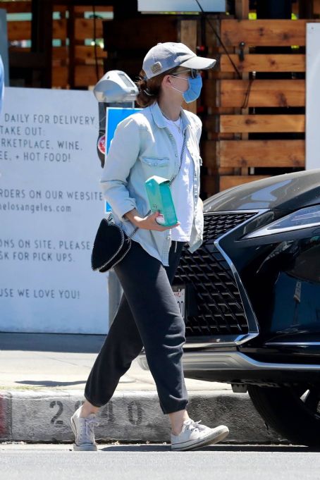 Kate Mara – Wearing leggings and Converse sneakers in Los Angeles -  FamousFix.com post