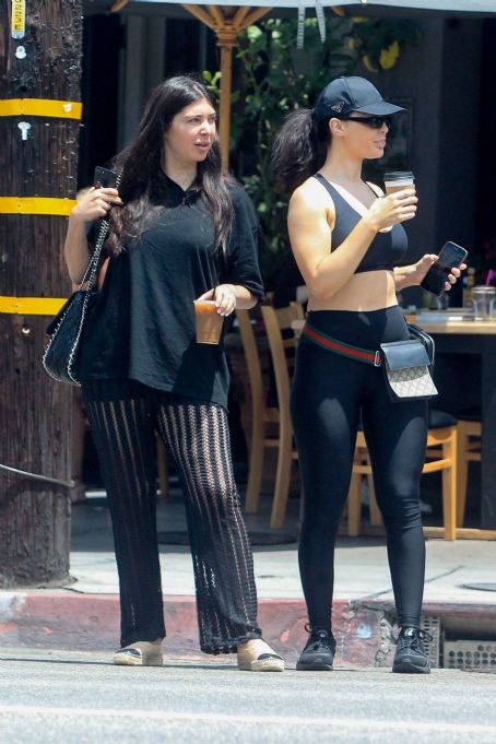 Brittny Gastineau – Grabs lunch with a friend in Hollywood