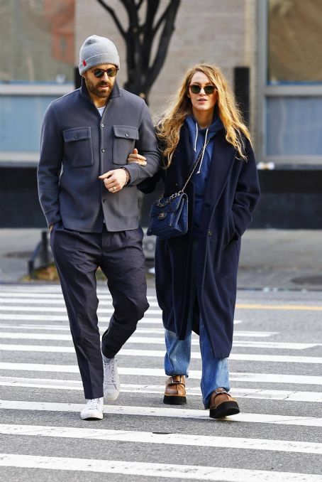 Blake Lively – With Ryan Reynolds take a stroll in New York