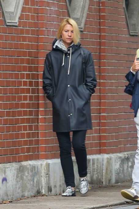 Claire Danes – Out in a raincoat with her husband Hugh Dancy in New York