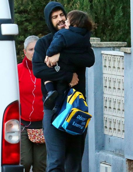 Gerard Piqué: airport look - FamousFix