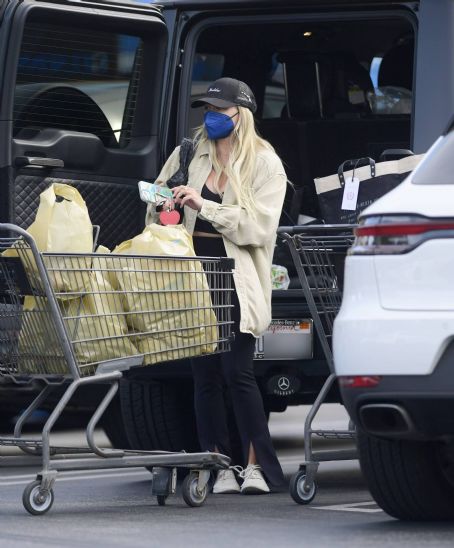 Hilary Duff – Shopping candids in Los Angeles