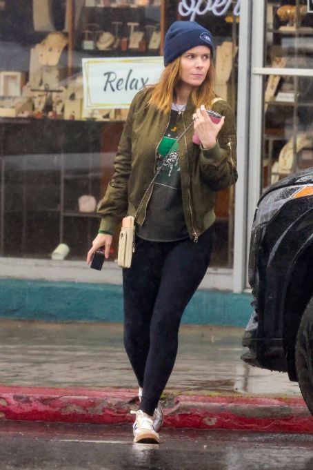 Kate Mara – Seen under the rain in Los Angeles