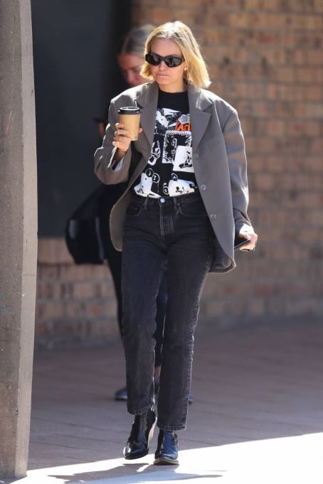 Lara Bingle – Wearing oversized blazer while out Rose Bay – Sydney