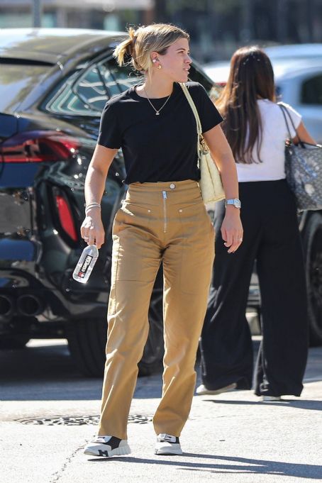 Sofia Richie – Enjoys lunch with her friends in Los Angeles