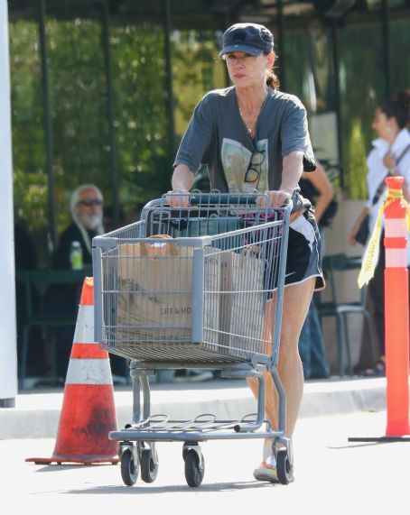 Juliette Lewis – Shopping canids at Erewhon Organic Grocers in Los Angeles