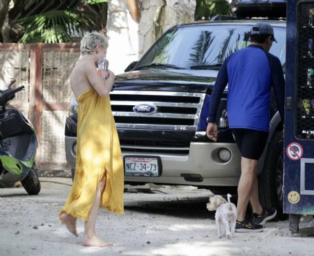 Rose McGowan – Steps out barefooted in Tulum
