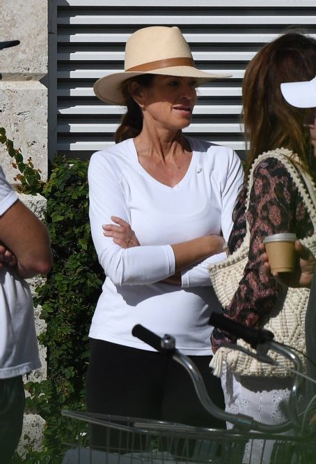 Cindy Crawford – With her husband Rande Gerber in Miami Beach