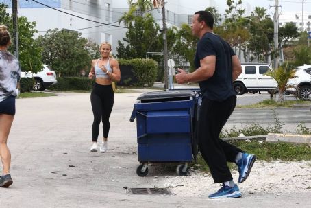 Kathryne Padgett – Heads to gym in Miami