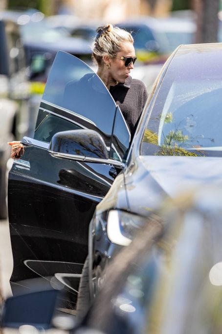 Miley Cyrus – Picked up a healthy lunch to-go from Sunlife Organic in Calabasas
